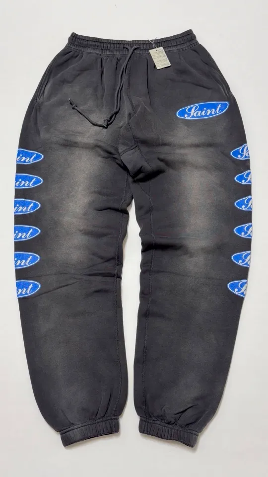 SAINT Mxxxxxx SWEAT PANTS/LOVE AMONG/BLK blue SAINT barrage sweatpants, washed black S-XL, top-notch printing and distressing process, very close to the original distressed feeling, Assute dyeing, whole piece sprayed with horse fade, wormhole destruction treatment, heavy fermentation washing to create NEW VINTAGE texture, factory four-needle and six-thread workmanship, no bone seams, correct main mark, wash mark